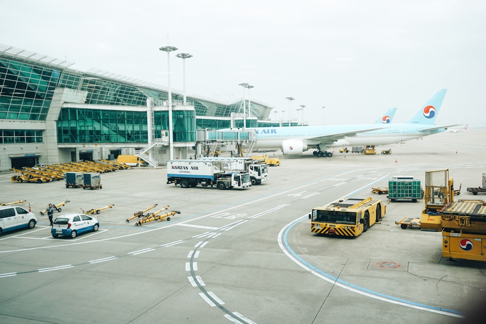 昼間の空港の白と黄色の旅客機