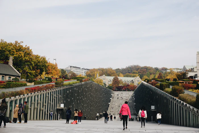 Sinh viên tại khuôn viên Đại học Ewha, Seoul