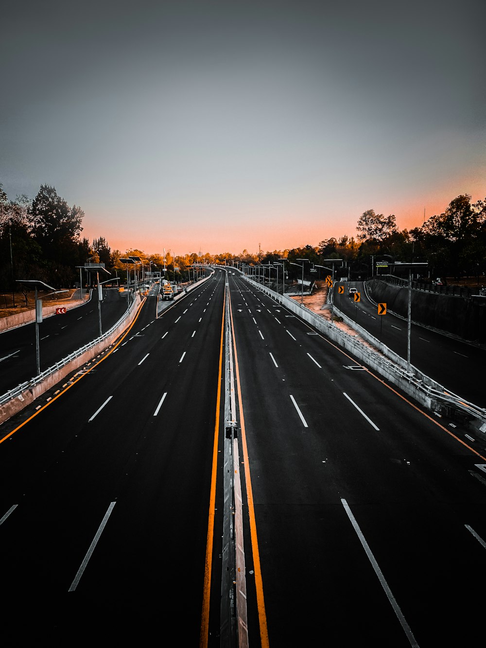 Schwarze Asphaltstraße bei Sonnenuntergang