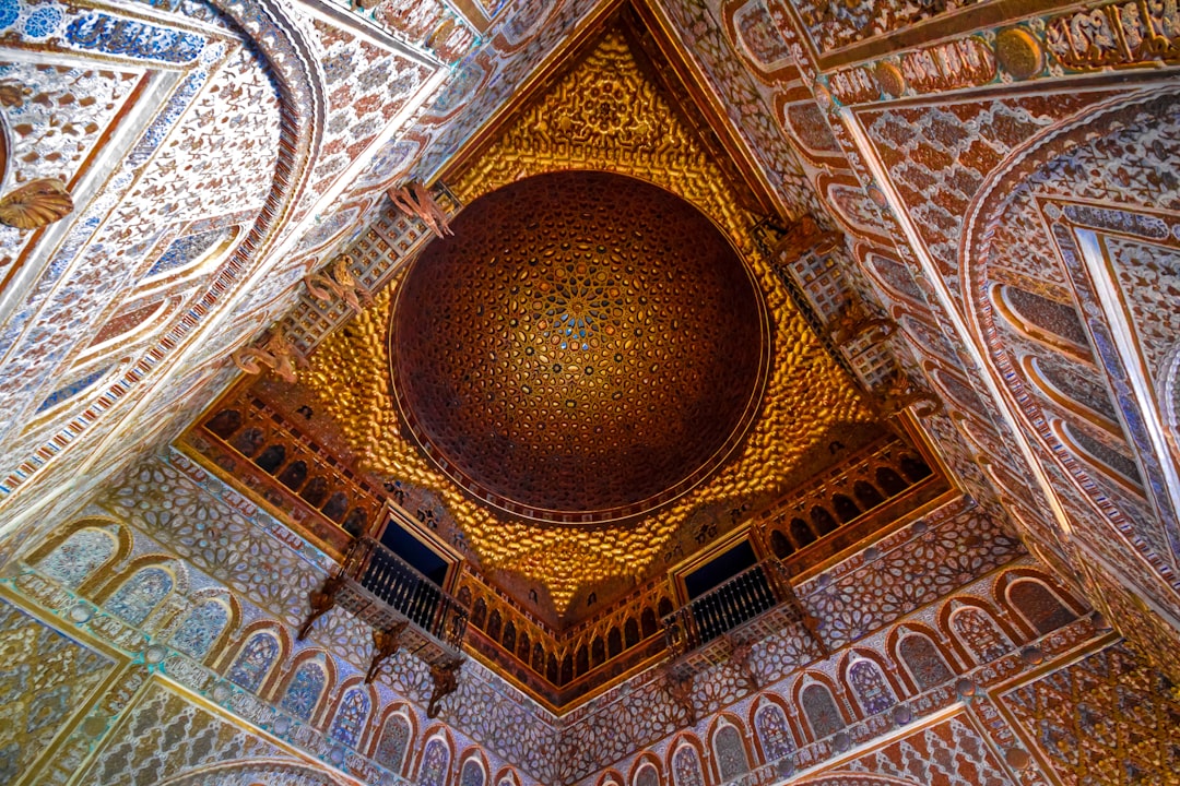 brown and white ceiling with round ceiling, Salon de Embajadores...