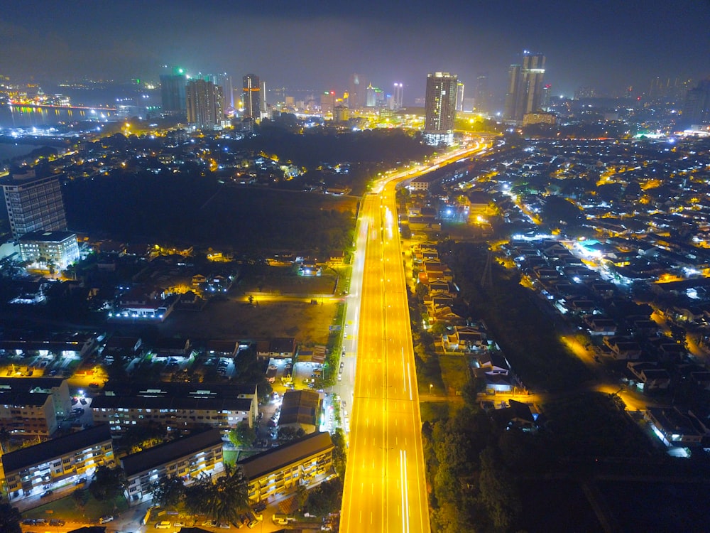 cidade com arranha-céus durante a noite