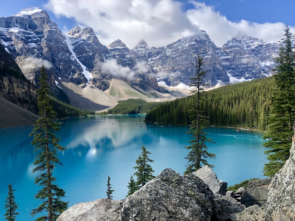 Ein blauer See, umgeben von Bergen und Bäumen