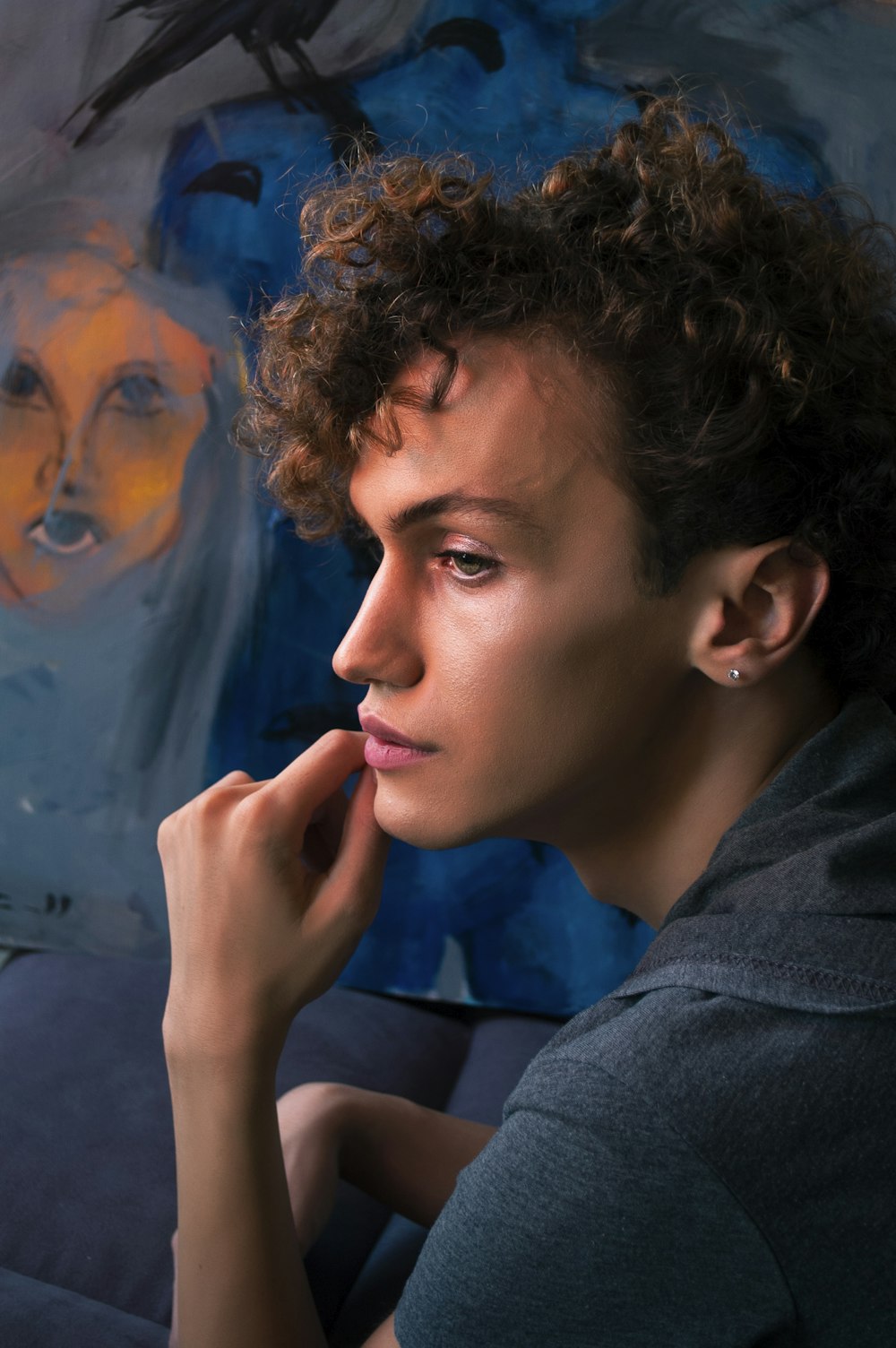 Femme en sweat à capuche gris regardant le verre