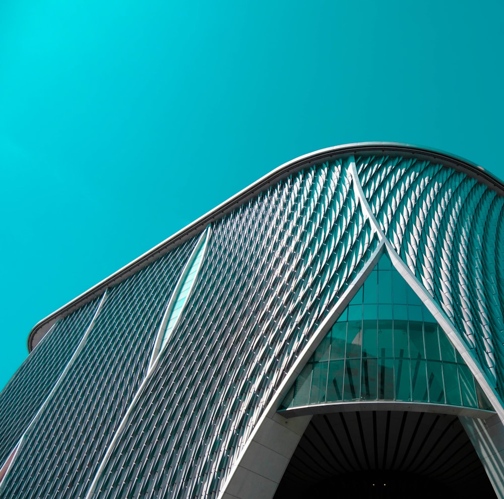 Edificio de hormigón azul y blanco bajo el cielo azul durante el día