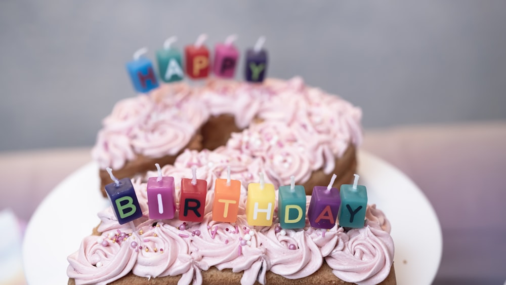 torta di buon compleanno rosa e gialla