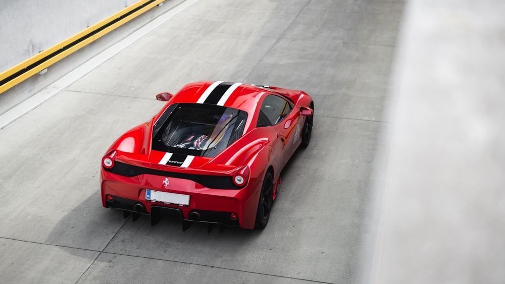 Roter Ferrari 458 Italia auf grauem Pflaster