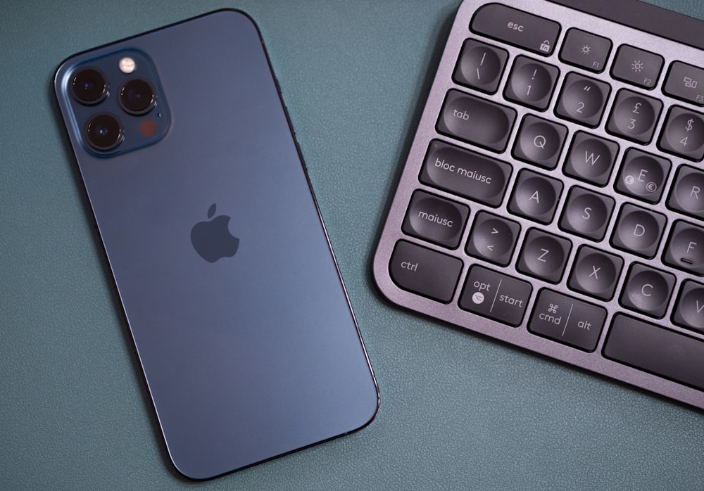 iPhone 6 argenté sur surface bleue