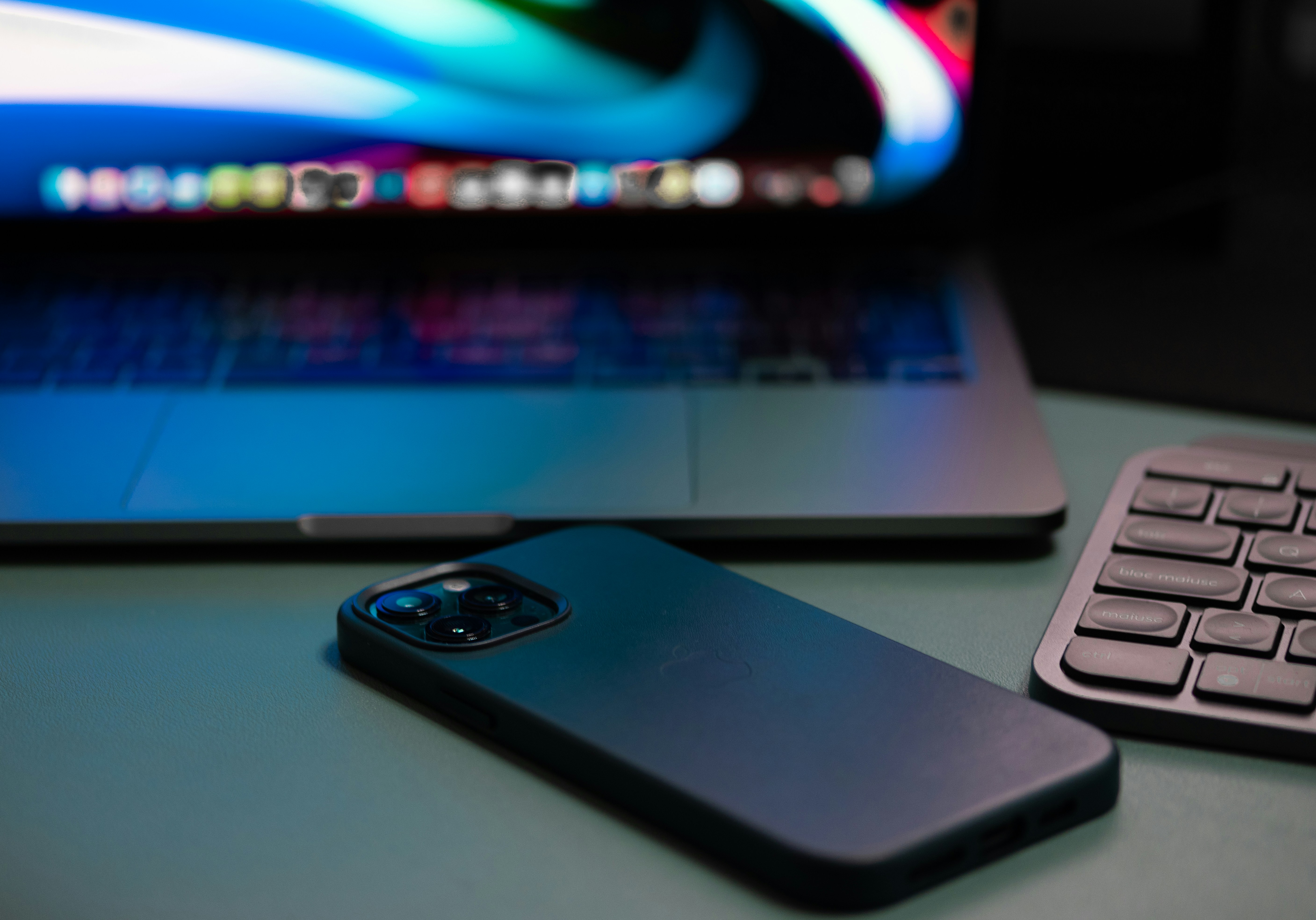 black iphone 4 on macbook pro