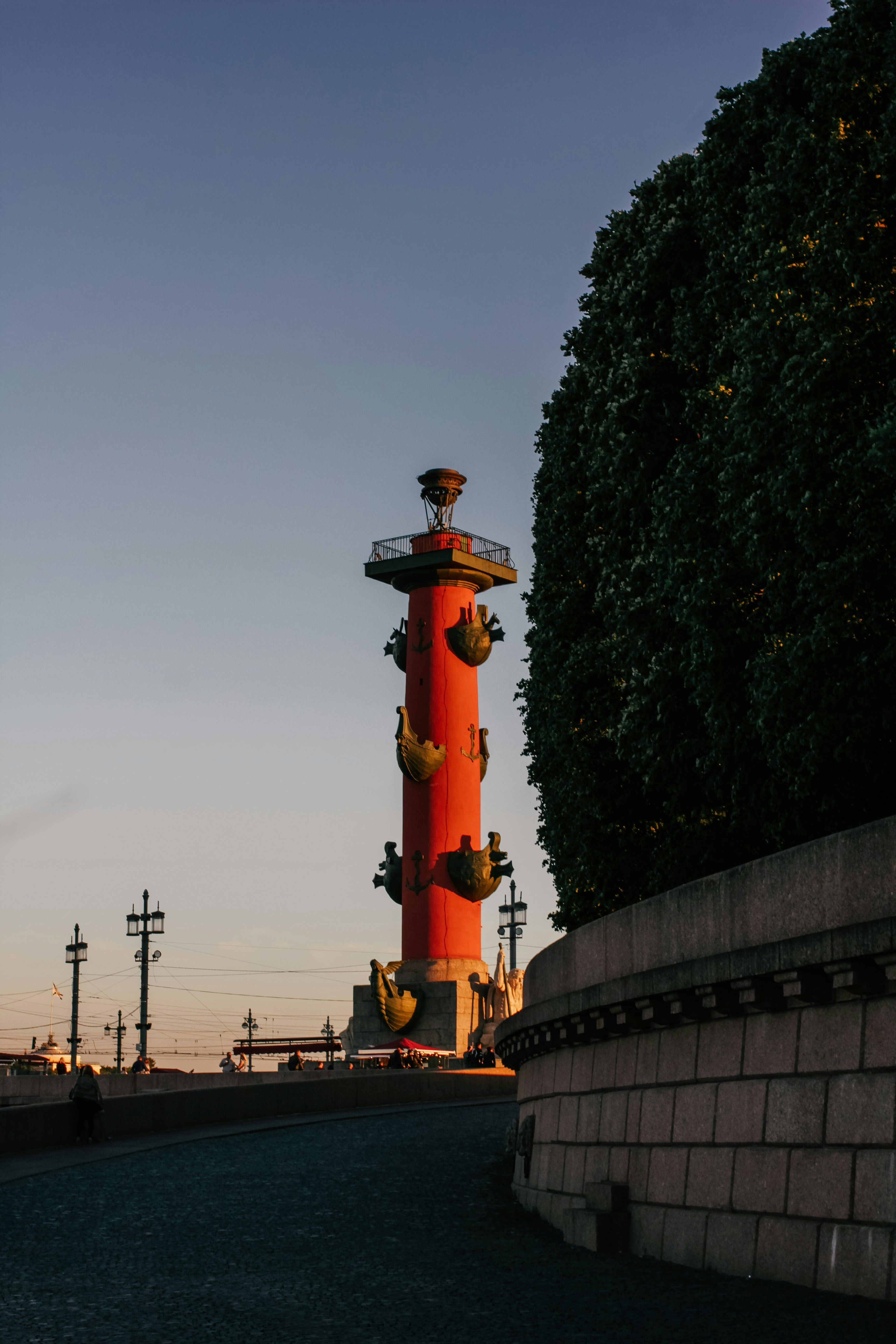 Homme en chemise noire et pantalon noir debout au sommet du bâtiment pendant la journée