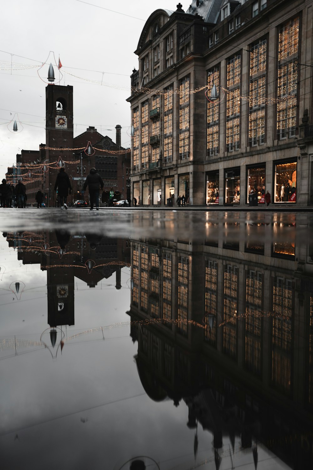 Edificio in cemento marrone durante il giorno