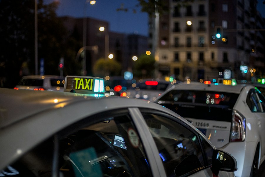 Taxi met daklicht in de stad bij avond