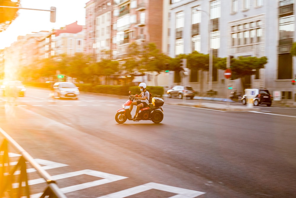 Homme conduisant une moto sur la route pendant la journée