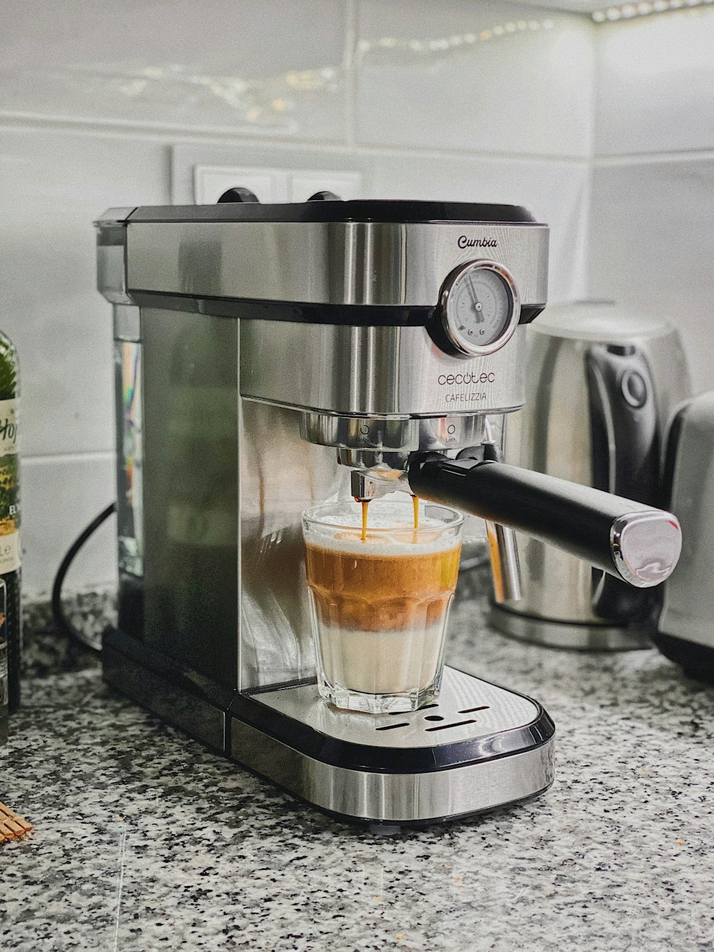 Cafetière argentée et noire