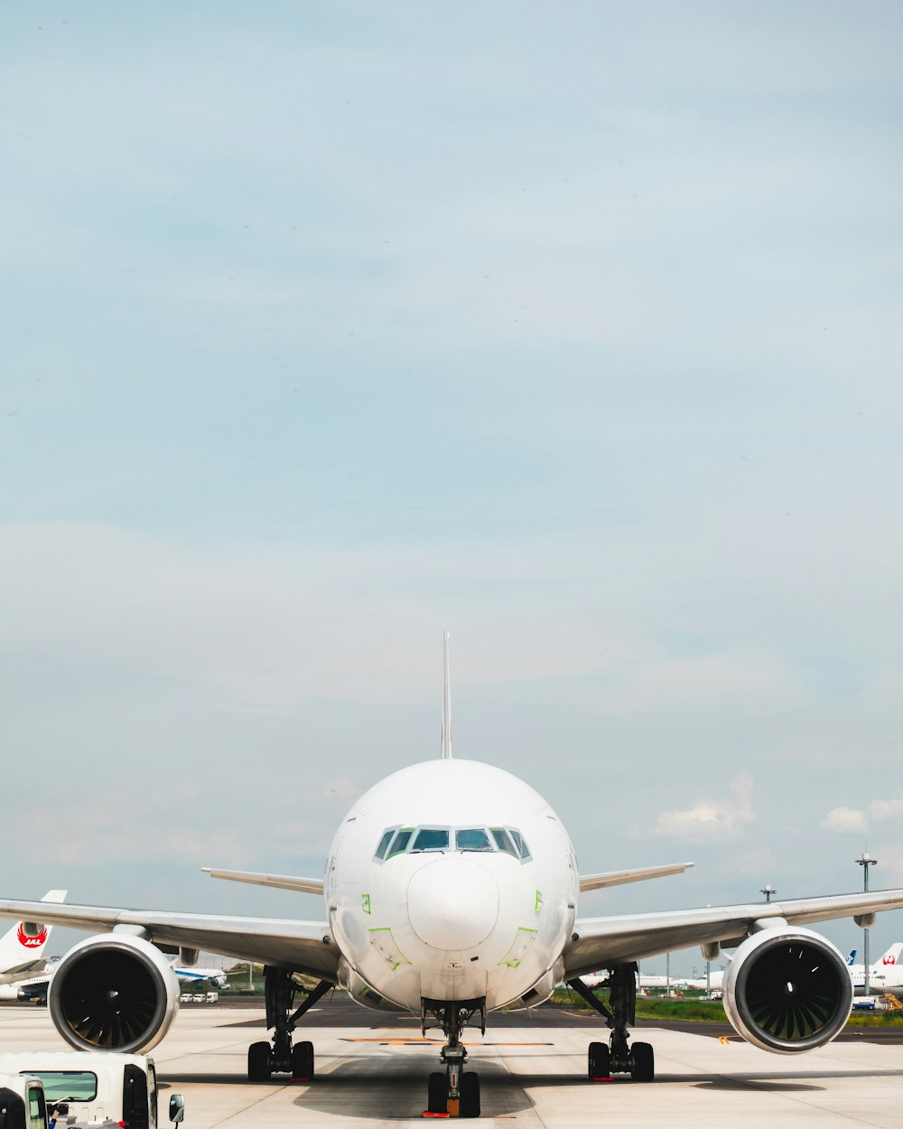 Avión de pasajeros blanco en el aeropuerto durante el día