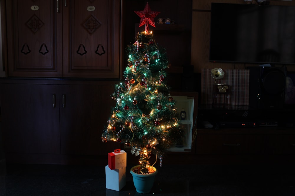 Árbol de Navidad verde con bolas rojas y luces de cuerda