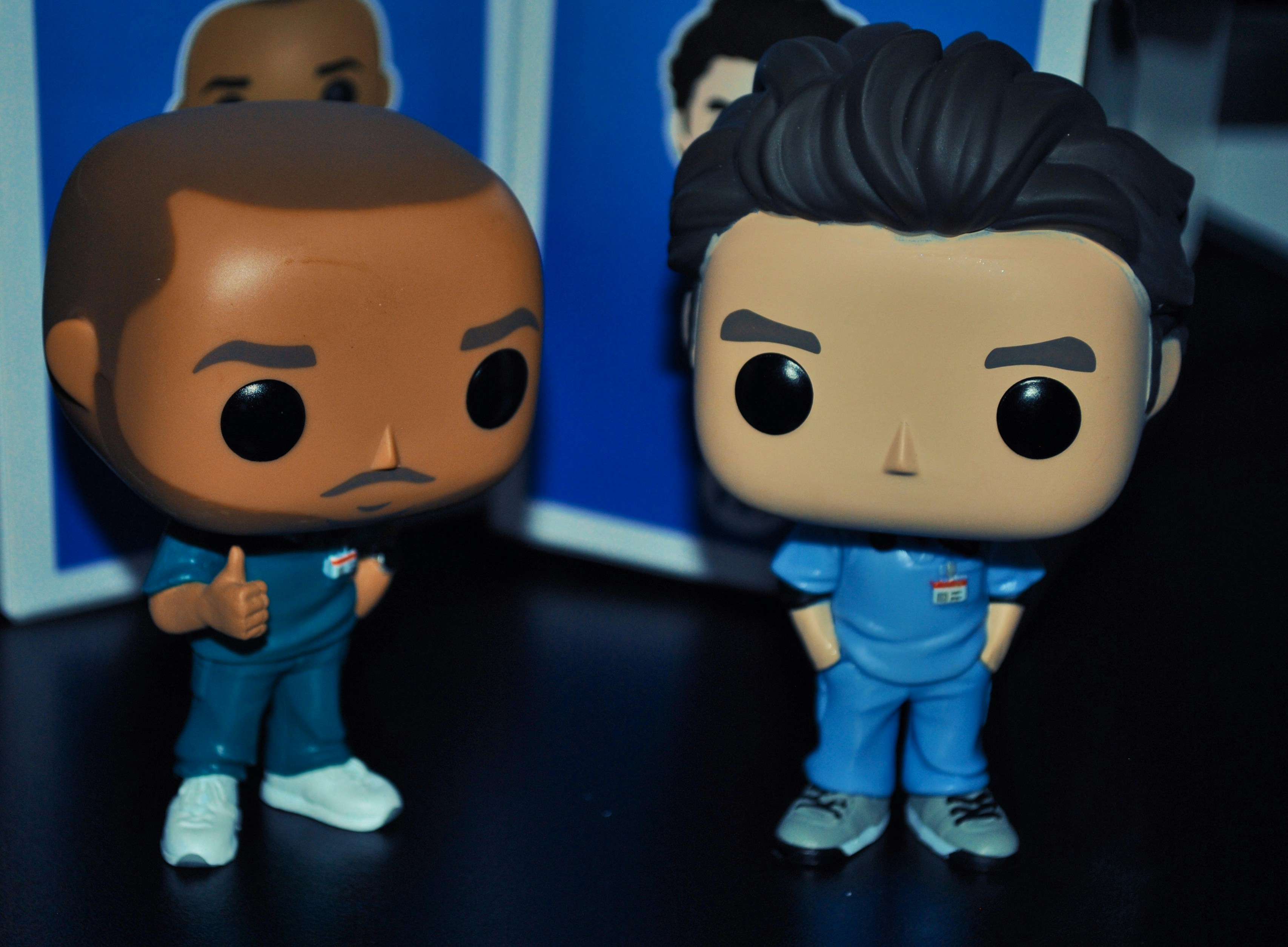 2 menino em figuras de ação de terno azul e vermelho