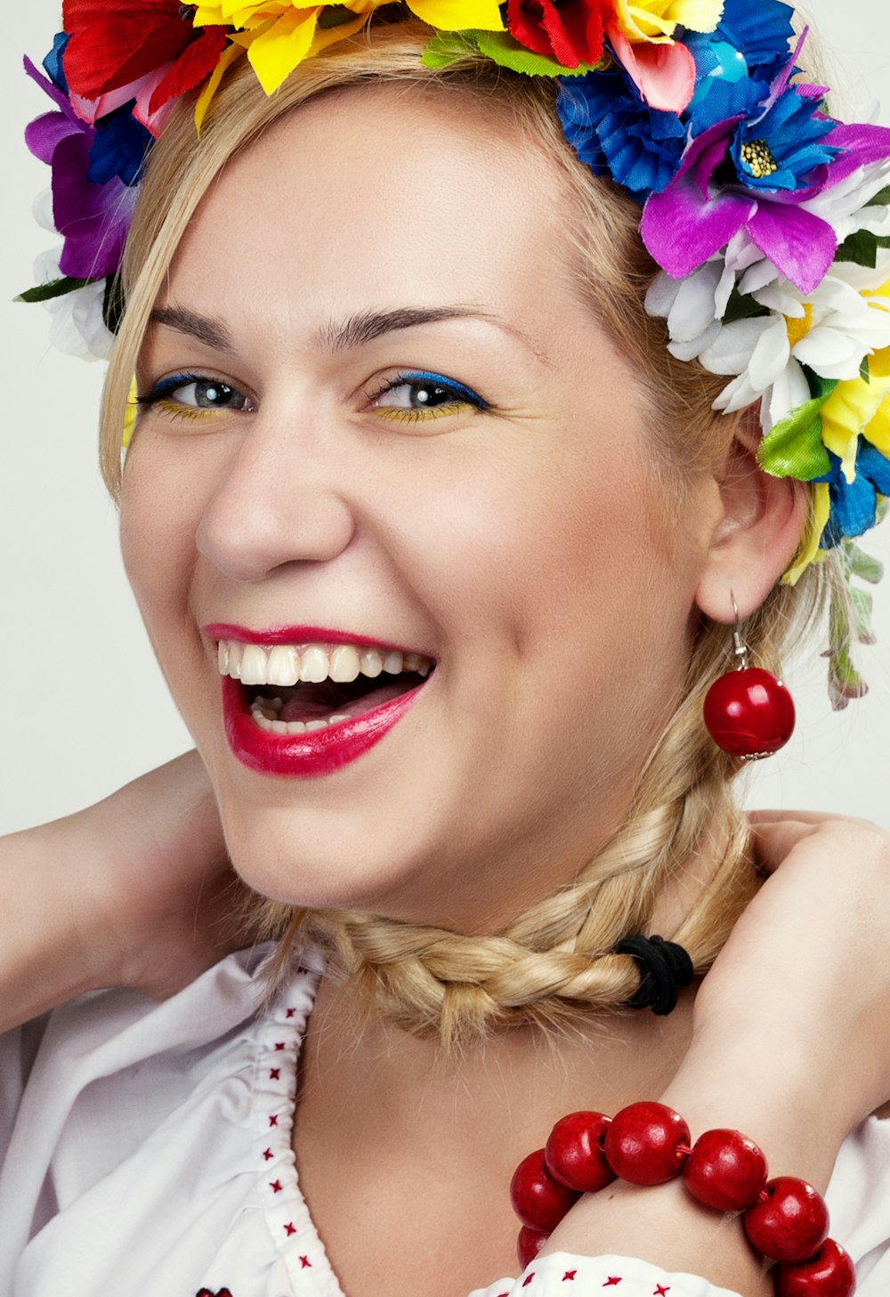 Frau in weißem Tanktop mit weißem und rosa geblümtem Stirnband