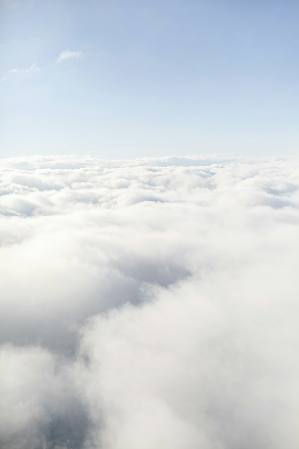 青空に白い雲