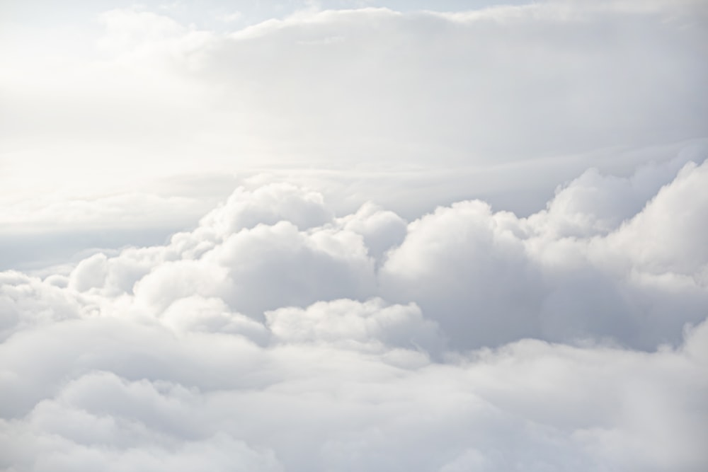 Weiße Wolken und blauer Himmel tagsüber