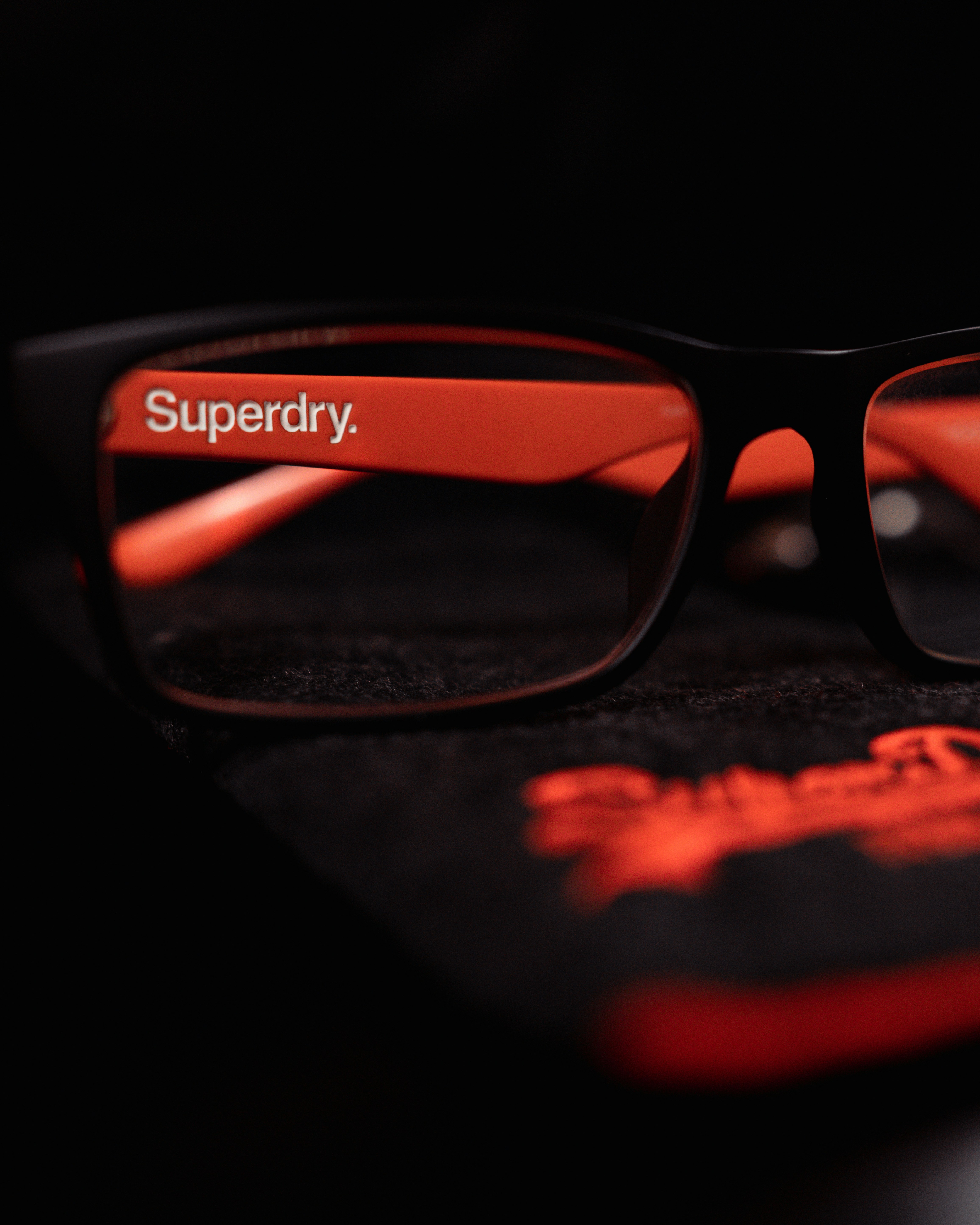 Lunettes de vue à monture noire sur textile noir