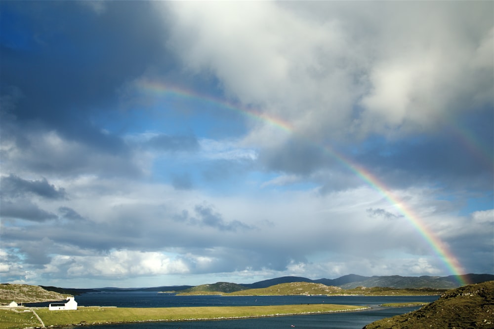 昼間は白い雲が浮かぶ青空の下、緑の芝生原