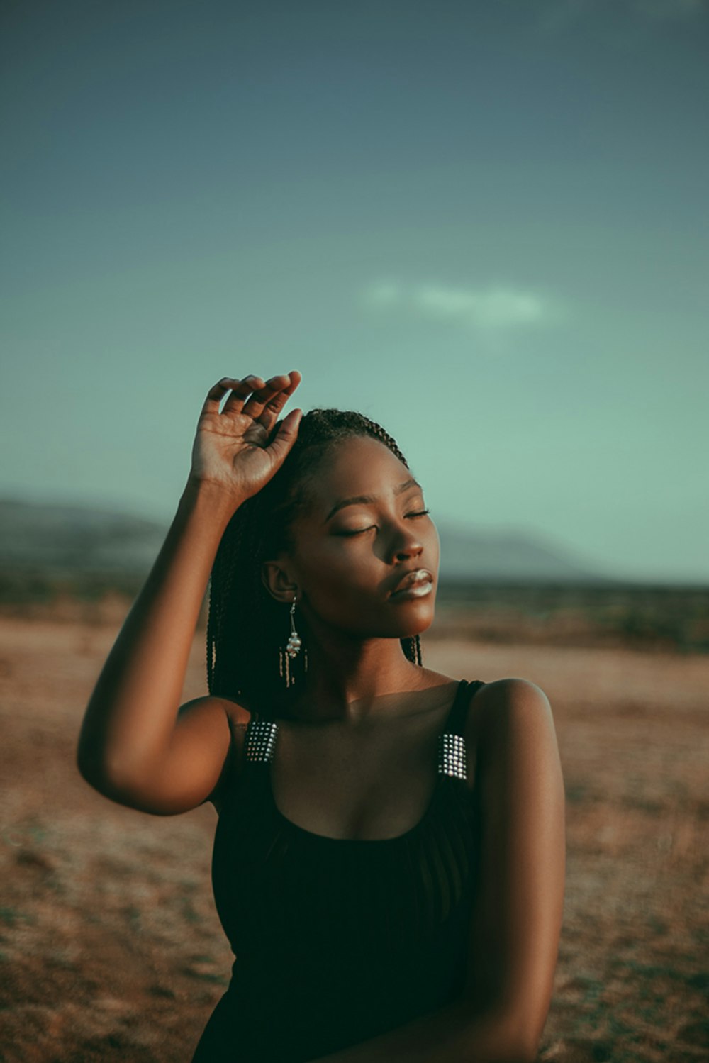 femme en débardeur noir debout sur le terrain pendant la journée