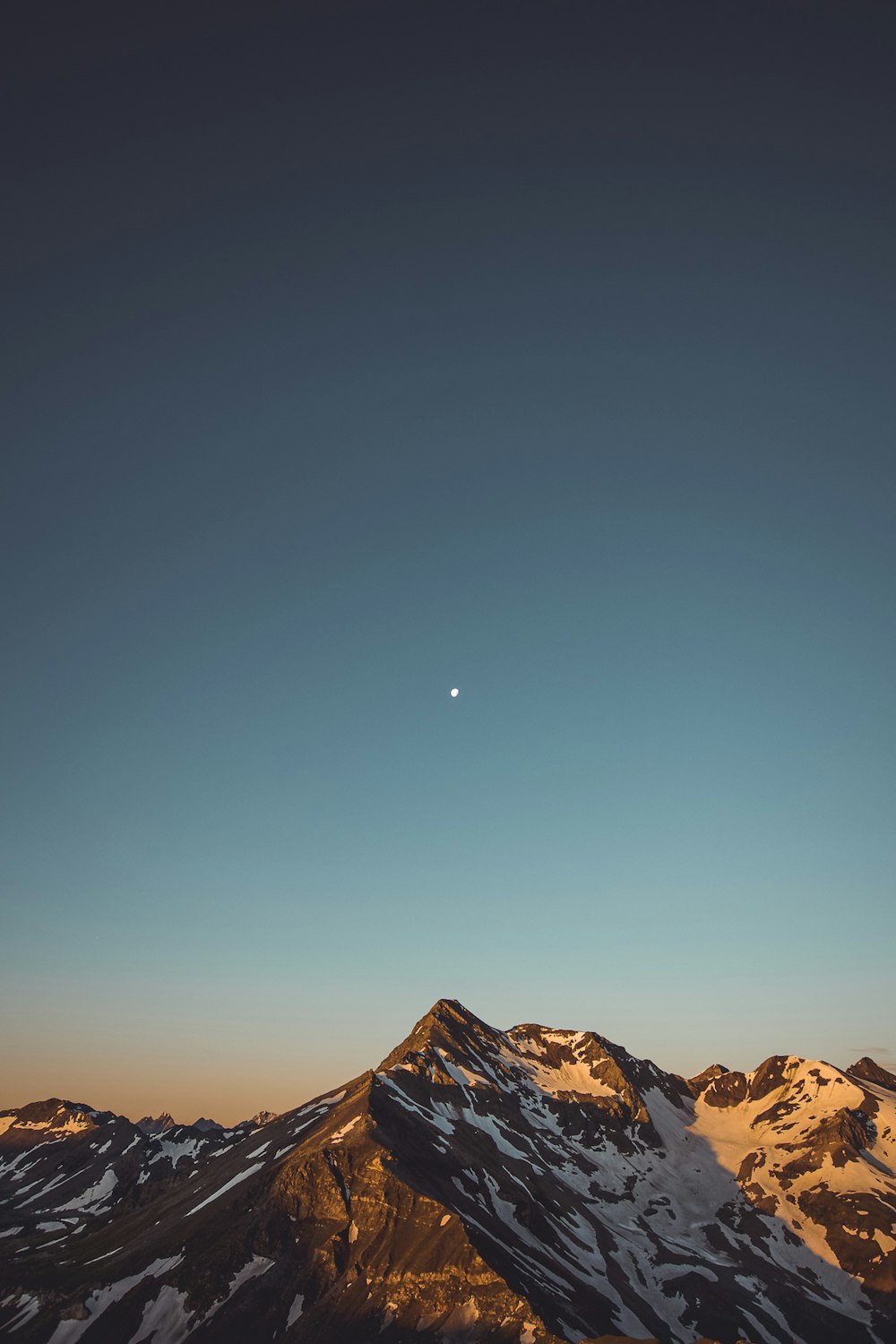 Schneebedeckter Berg unter blauem Himmel während der Nacht