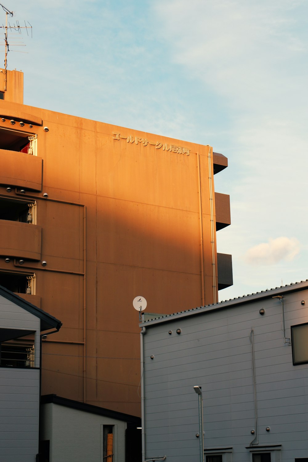 Edificio in cemento marrone durante il giorno