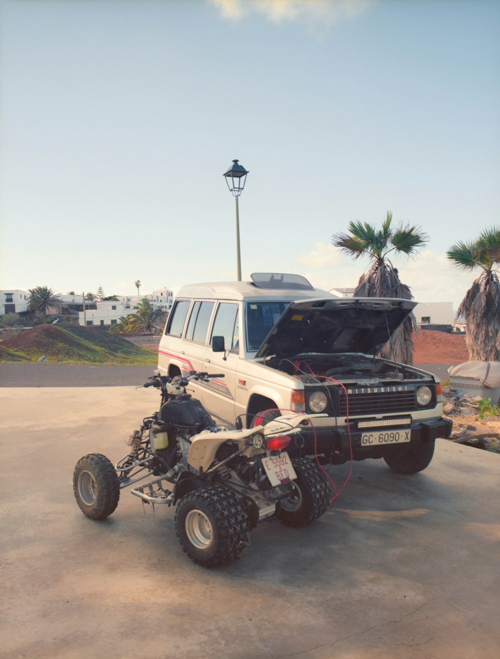 jipe wrangler preto na estrada de terra marrom durante o dia