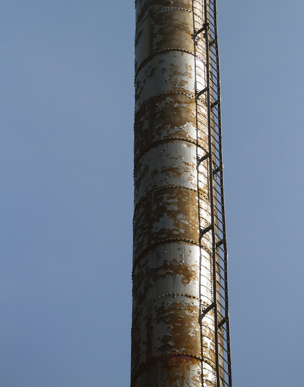 Tour en béton gris sous le ciel bleu pendant la journée