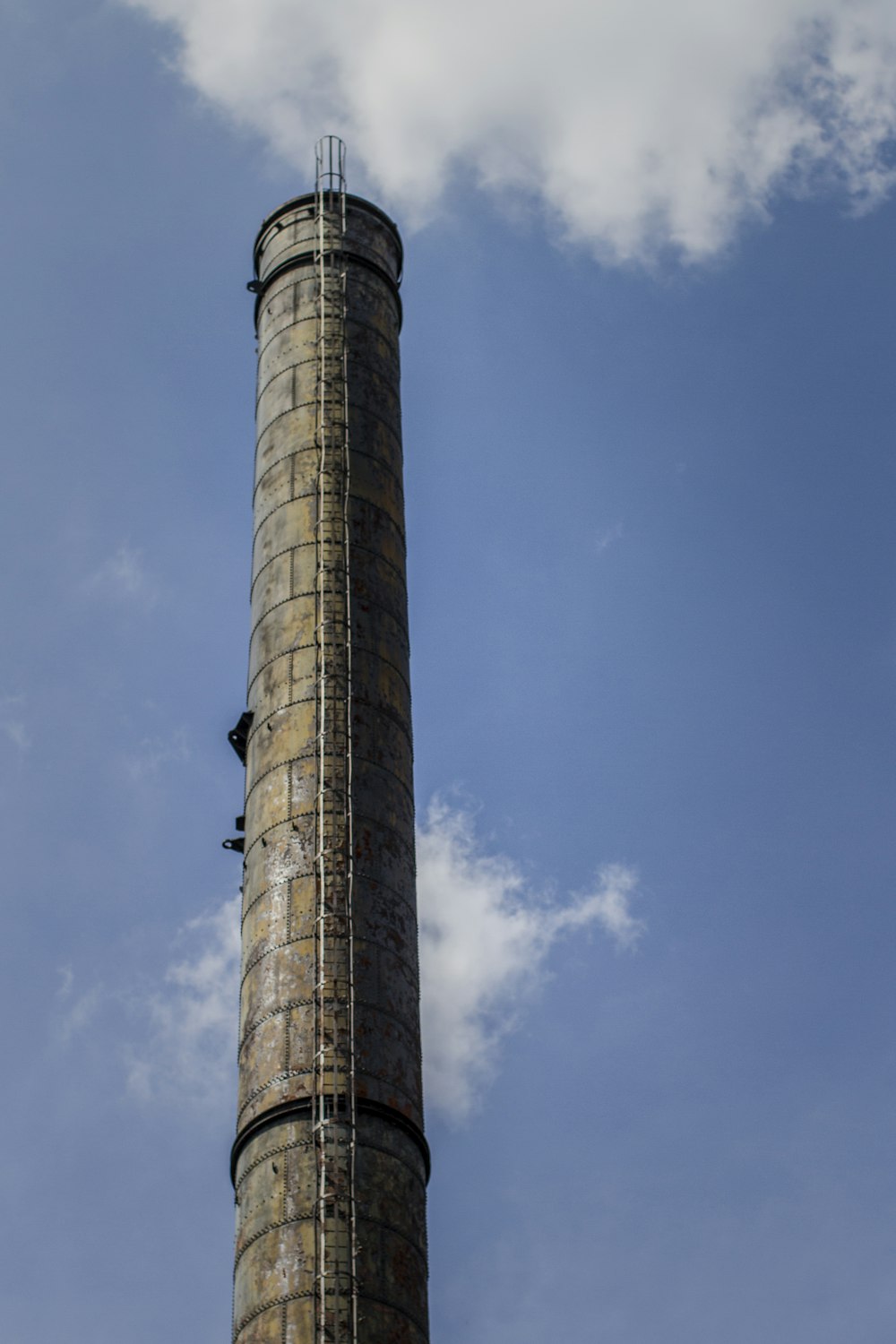 torre de concreto marrom sob o céu azul durante o dia