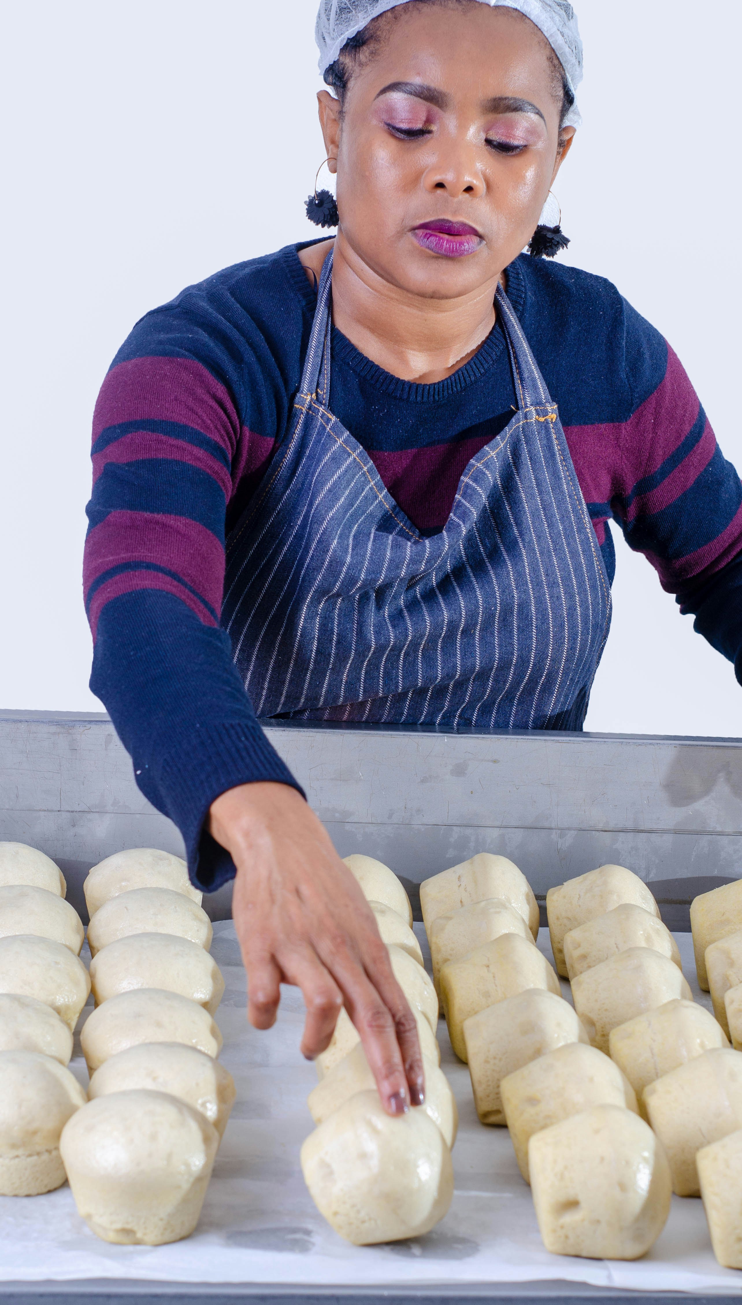 Person im rot-schwarzen Langarmhemd