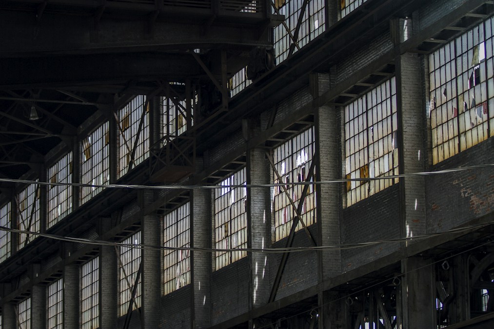 Grandes verrières et murs de briques d'un ancien bâtiment industriel, à l'image de l'usine Atoma de Forest devenue centre d'art (photo d'illustration)