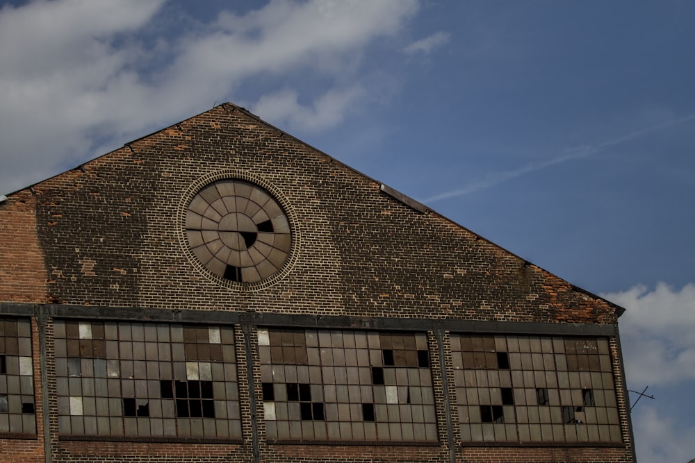 edifício de concreto cinza sob o céu azul durante o dia