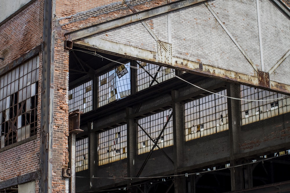 Bâtiment en brique brune pendant la journée