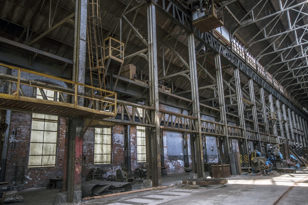 bâtiment en bois brun pendant la journée