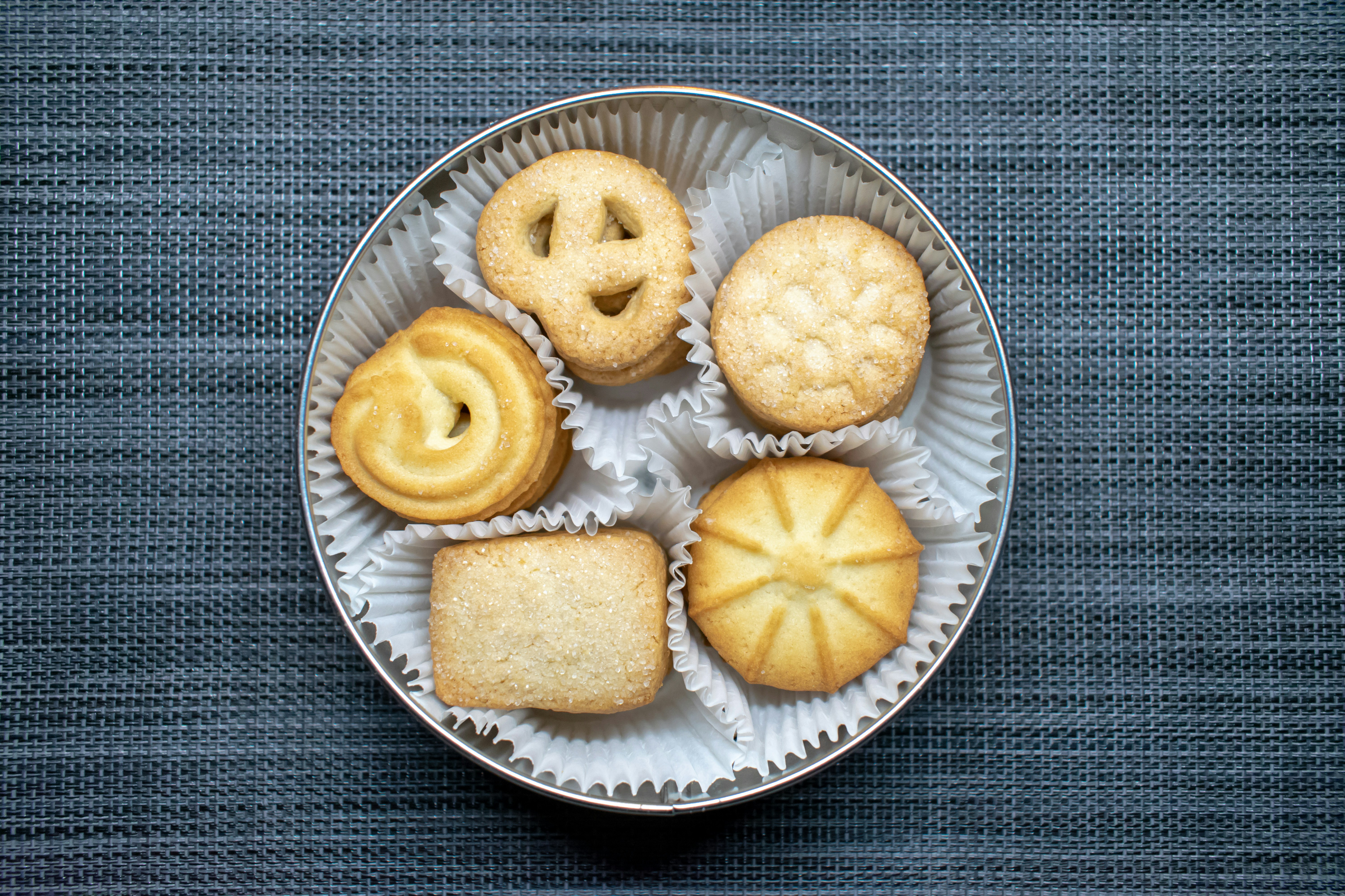Braun- und Weißbrot auf weißem runden Teller