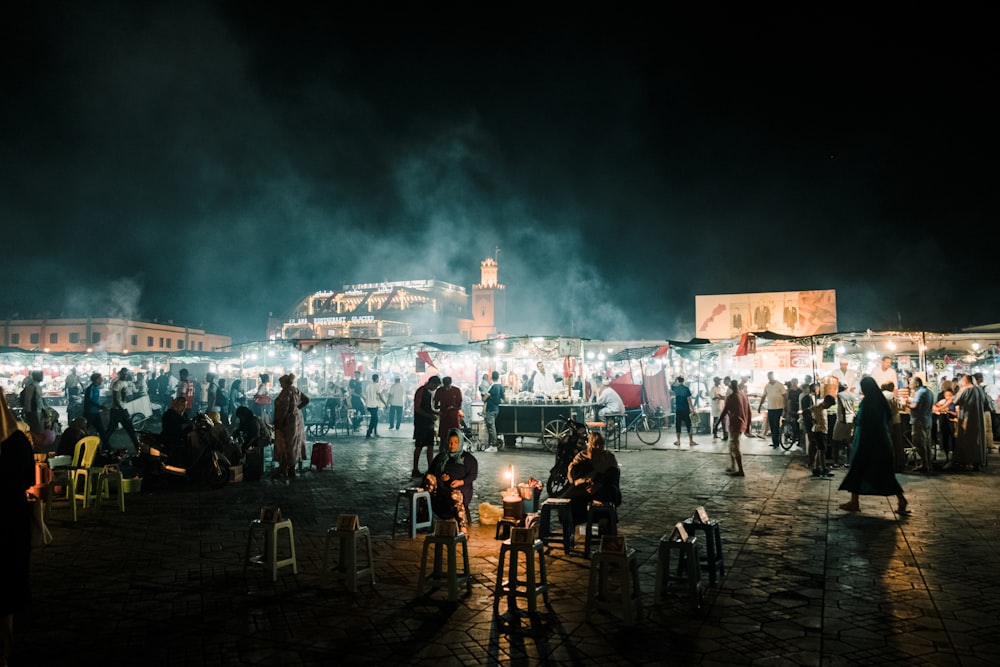 personnes debout sur une plage pendant la nuit