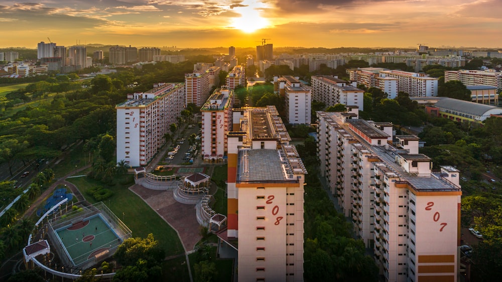 Veduta aerea della città durante il tramonto