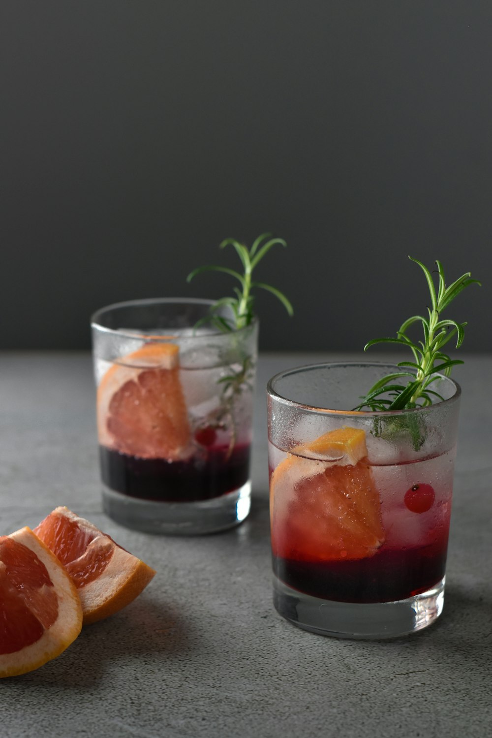 verre à boire transparent avec tranches de fruits oranges