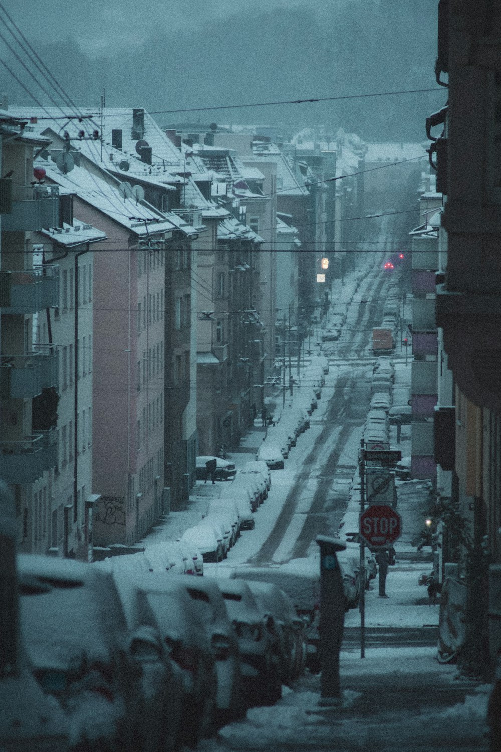 Rotes Stoppschild auf schneebedeckter Straße