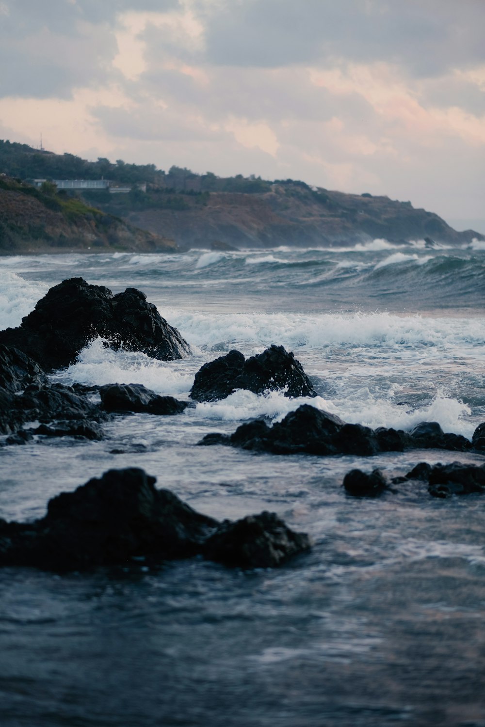 ocean waves crashing on rocks during daytime