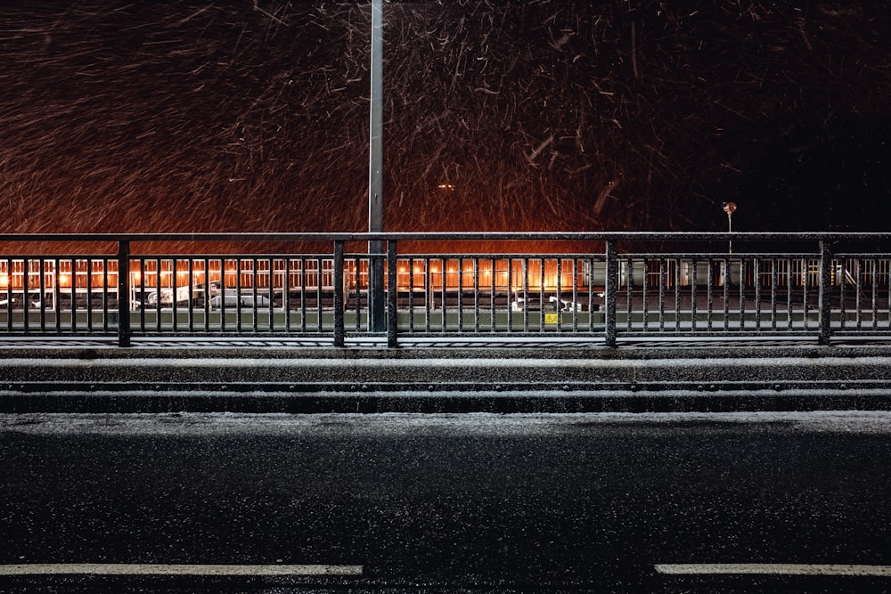 schwarze Asphaltstraße während der Nachtzeit