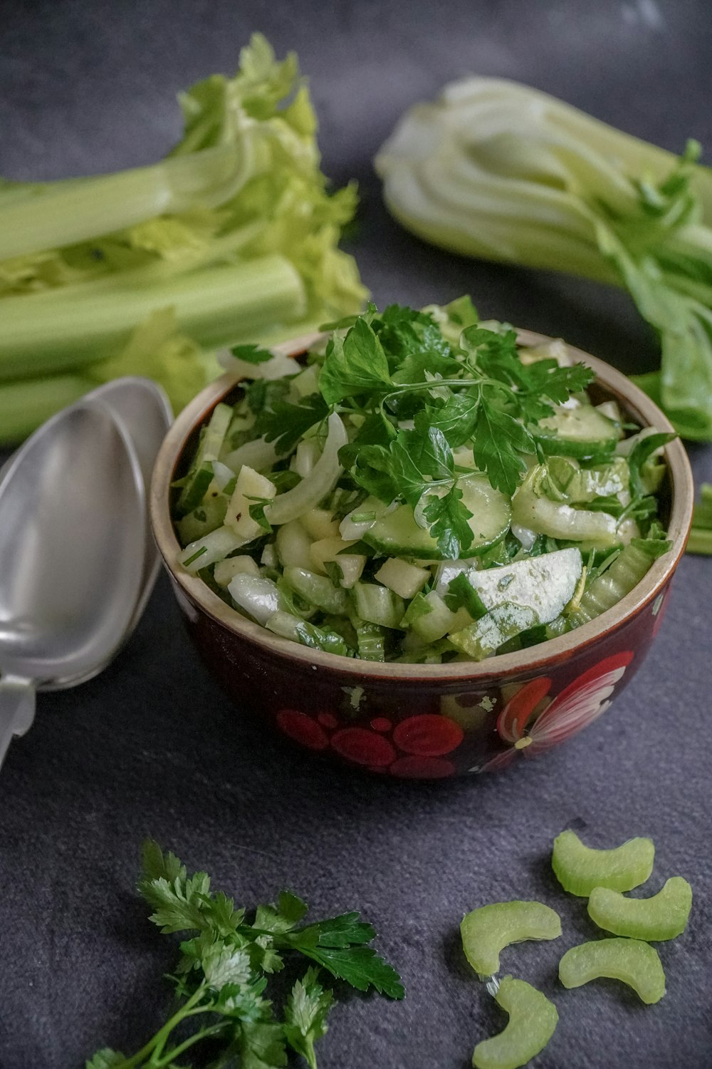 赤い陶器のボウルに緑の野菜