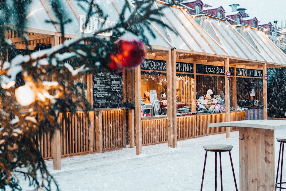 restaurante de madeira marrom com balões vermelhos no telhado