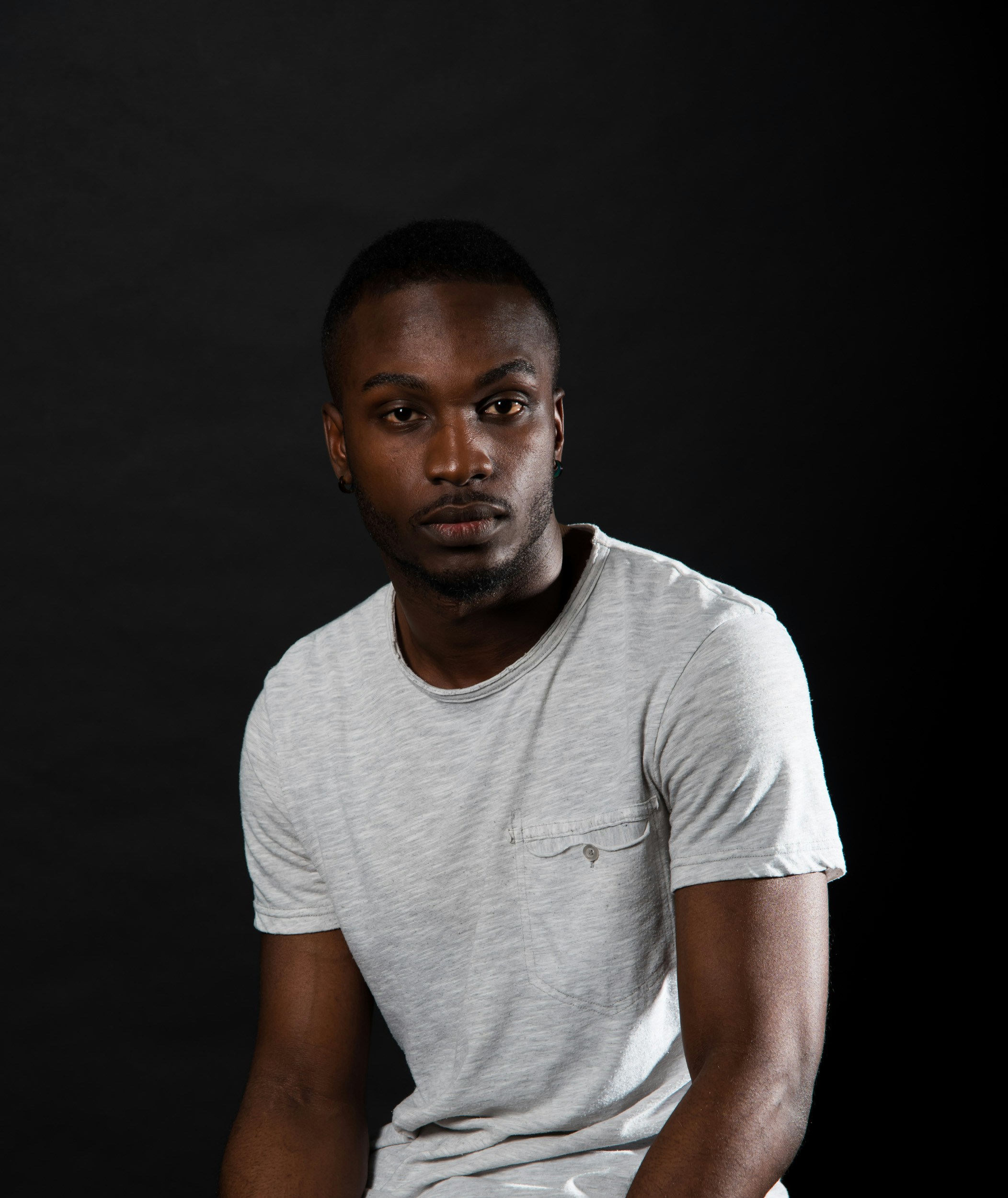 man in white crew neck t-shirt