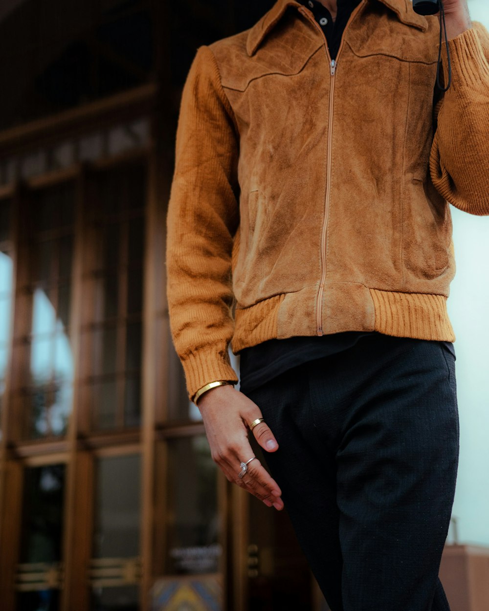 Foto Hombre con chaqueta marrón con cremallera y pantalón negro – Marrón gratis en Unsplash