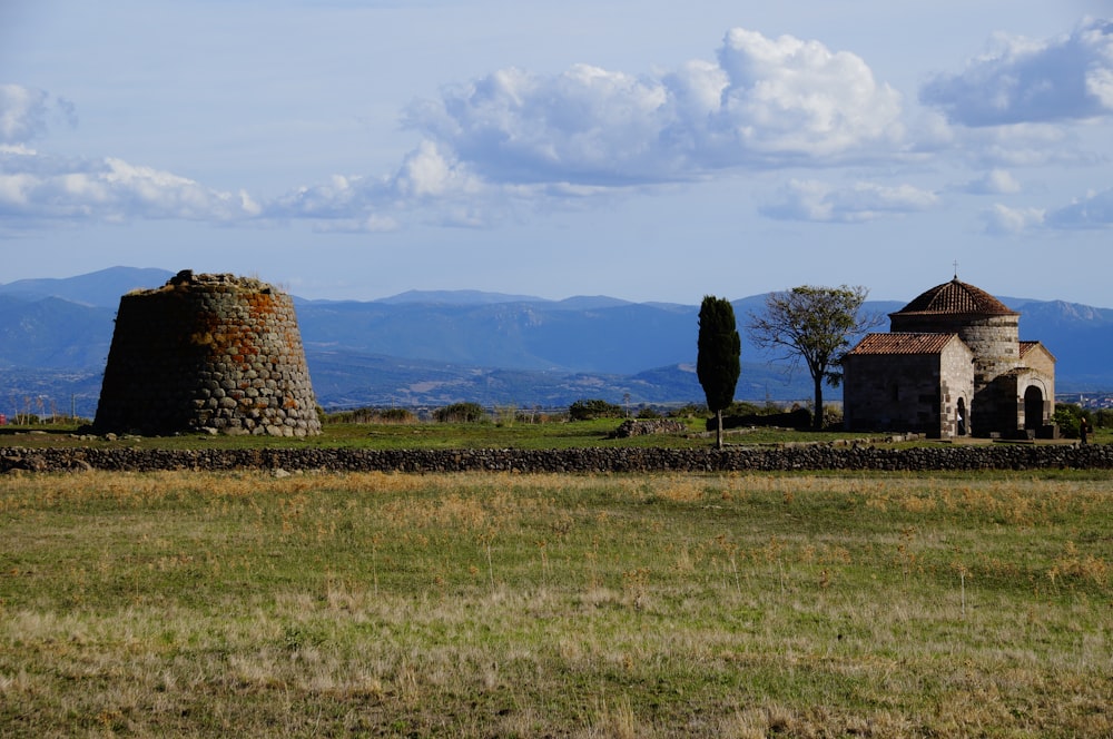 casa marrom no campo verde da grama durante o dia