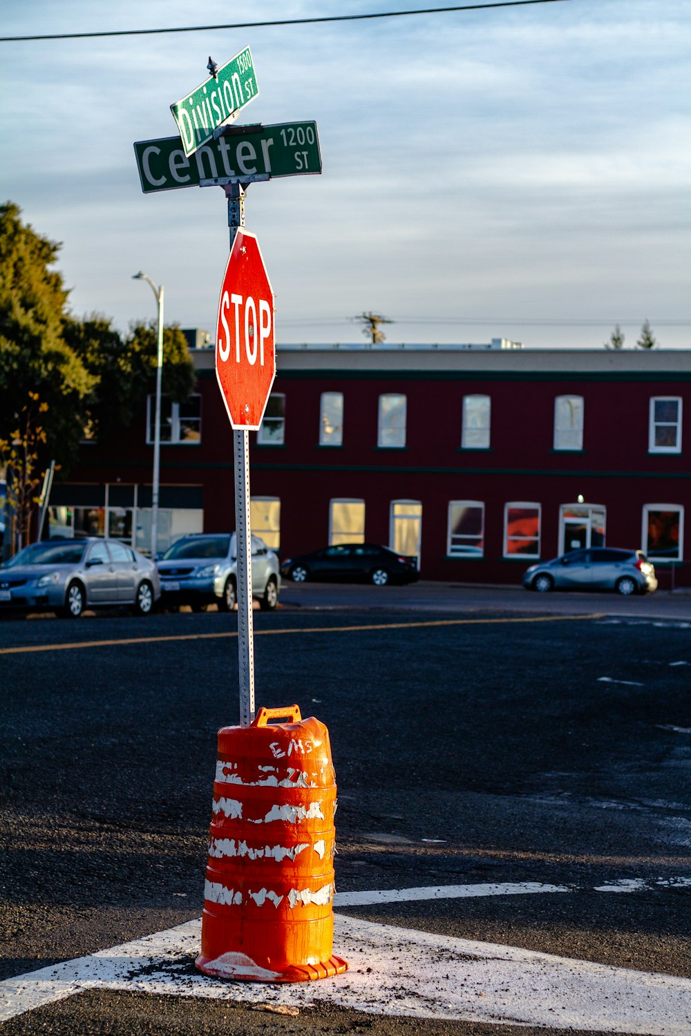 red and white stop sign