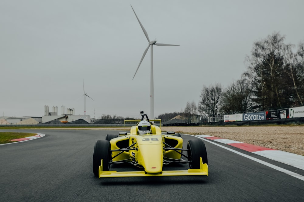 Auto F 1 gialla e nera su strada durante il giorno